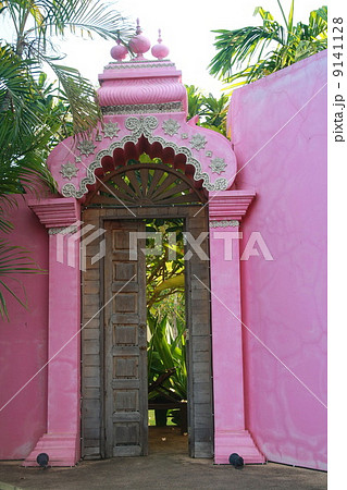 pink temple door, india pink temple door, india 9141128