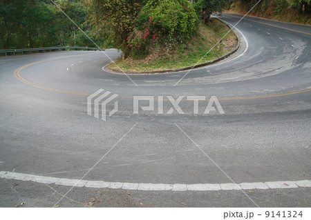 sharp curve road 9141324