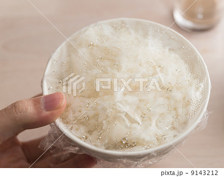 残業し帰宅後、食卓に置かれた冷えたご飯のイメージフォト 9143212