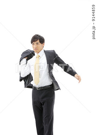 ジャケットを着るビジネスマンの写真素材
