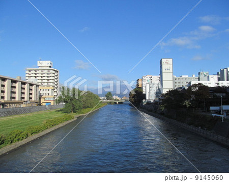 盛岡市　北上川と岩手山 9145060