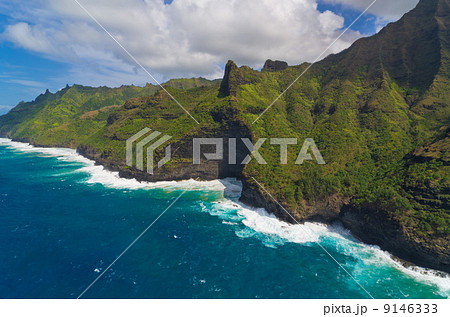 ハワイ　カウアイ島　ナパリコースト　海岸線　カララウ・トレイル 9146333