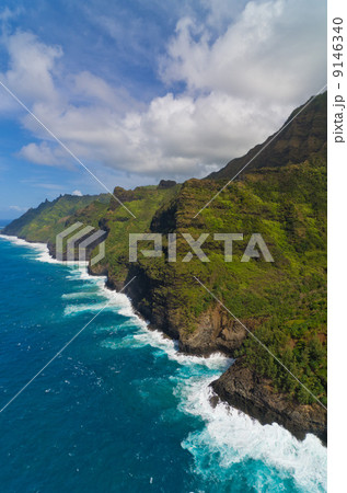 ハワイ　カウアイ島　ナパリコースト　海岸線　カララウ・トレイル 9146340