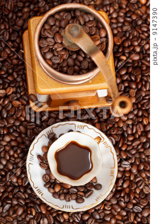 cup of coffee and roasted beans 9147390