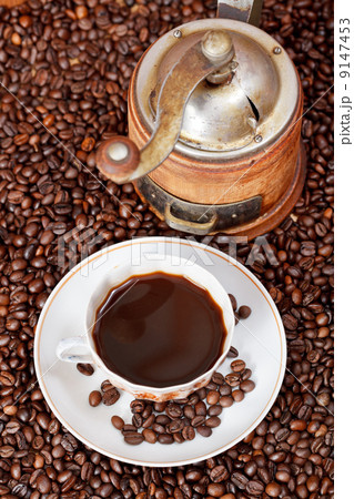 cup of coffee and roasted beans 9147453