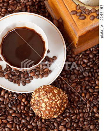 cup of coffee and roasted beans 9147467