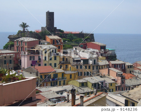 チンクエテッレ・ヴェルナッツァの家並み チンクエテッレ・ヴェルナッツァの家並み 9148236