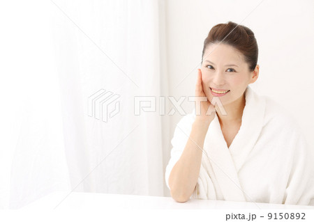 ガウンを来た女性 9150892