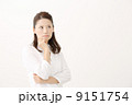 悩む女性 9151754
