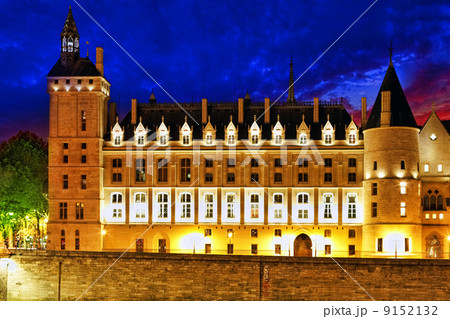 Castle Conciergerie and bridge, Paris, France. NIGHT 9152132