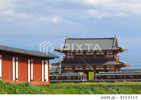 平城宮跡朱雀門と近鉄電車 平城宮跡朱雀門と近鉄電車 9153314