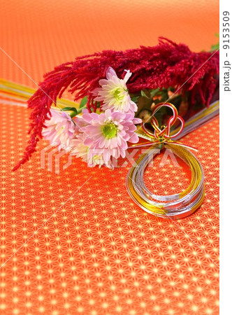 秋冬のお祝いイメージ・ケイトウとスプレーマムの花に金銀水引結び目あり・麻の葉柄和紙バック縦位置 9153509
