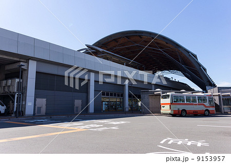 くじらドームとバス　高知駅北口 9153957