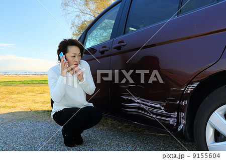 車をぶつけた女性 車をぶつけた女性 9155604