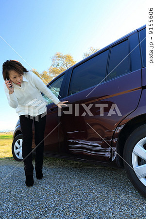車をぶつけた女性 9155606