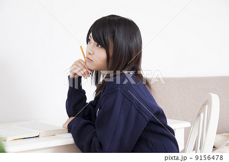 自宅で勉強する女子高生 自宅で勉強する女子高生 9156478
