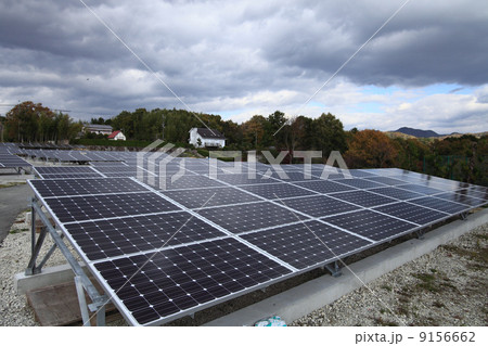 曇天のソーラー発電 9156662