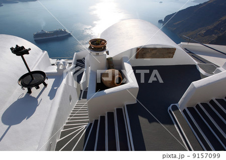 Santorini old house, Traditional white architecture in Greece 9157099