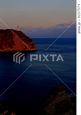 千葉・勝浦灯台の夕暮れ 9157574
