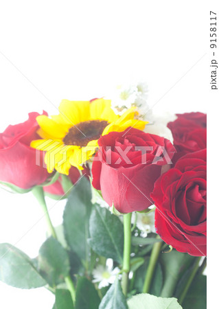 bouquet of red roses and sunflower in a vase 9158117