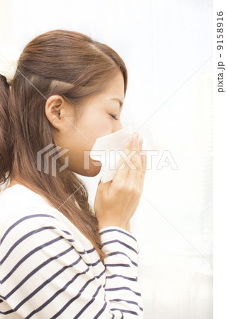鼻をかむ女性 9158916