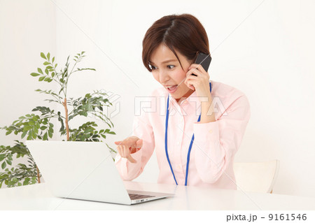 ノートPCを見る女性 9161546