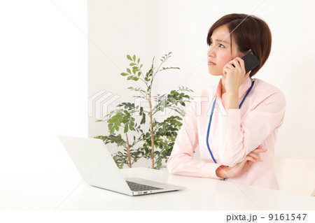 ノートPCを見る女性 ノートPCを見る女性 9161547