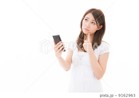 スマートフォンを見る女性 9162963