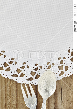 レースペーパーとカトラリー 9163513