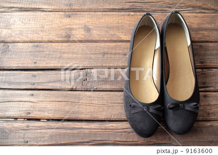 スエードのリボンバレエシューズ　新品の黒い靴 9163600