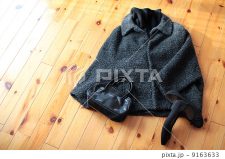 冬のモノトーンコーディネイト コートとバッグと靴 冬のモノトーンコーディネイト コートとバッグと靴 9163633