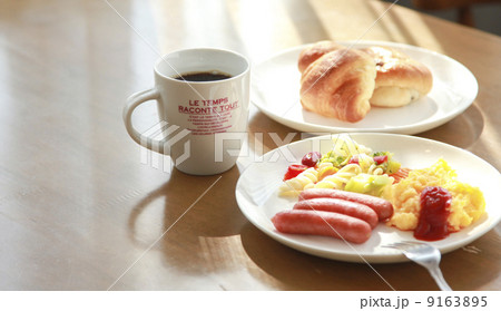 柔らかな日の射すダイニングでの軽い朝食 9163895