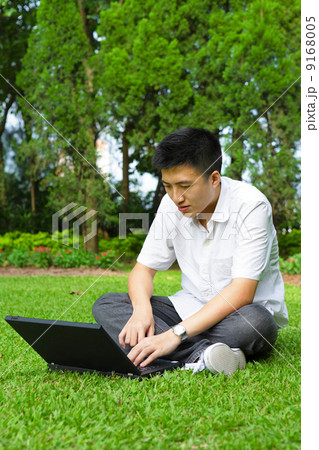 man using computer outdoor 9168005