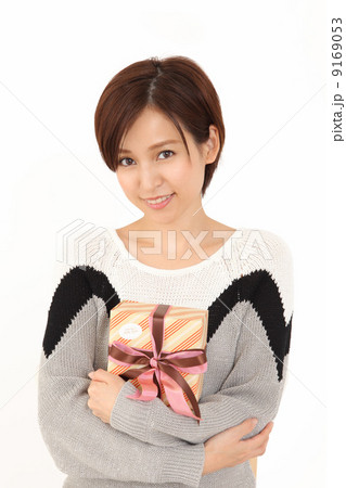 プレゼントを渡す女性 プレゼントを渡す女性 9169053