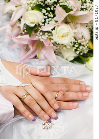 hands of new married 9171027
