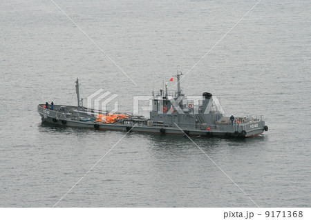 給油待機をする海上自衛隊の油船 9171368