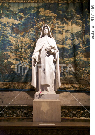 white statue with tapestry 9171669