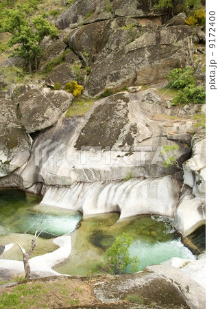 river on great rocks 9172400