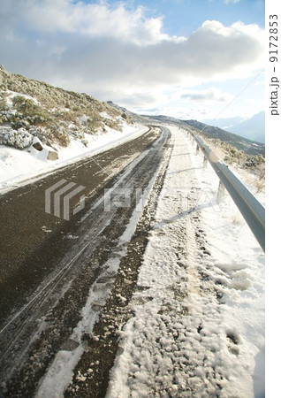 dangerous snow road 9172853