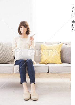 リビングの女性　 9174660