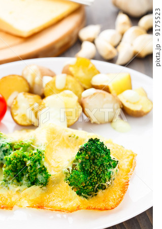 Broccoli gratin with cheese and baked potato 9175523