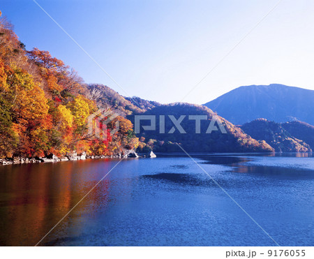 栃木県・秋色の奥日光中禅寺湖と男体山 栃木県・秋色の奥日光中禅寺湖と男体山 9176055