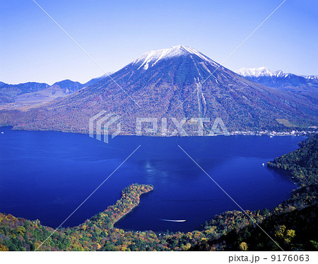 栃木県・秋の中禅寺湖と男体山／半月峠からの眺望 9176063