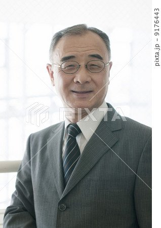 微笑むビジネスマン 9176443