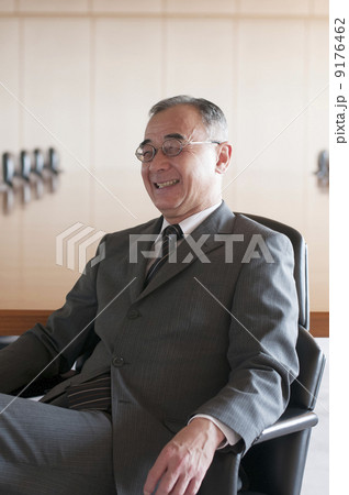 会議室で微笑むビジネスマン 9176462