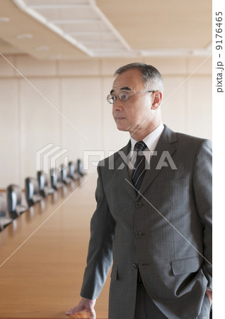 会議室で真剣な表情をするビジネスマン 9176465