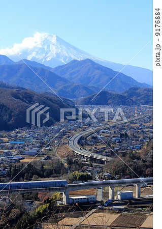 富士山と都留市街を走行するリニアモーターカー 富士山と都留市街を走行するリニアモーターカー 9176884