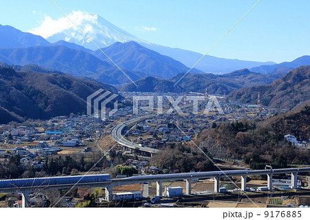 富士山と都留市街を走行するリニアモーターカー 9176885