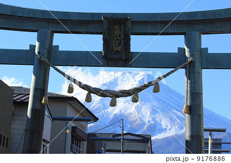 富士山と金鳥居 9176886