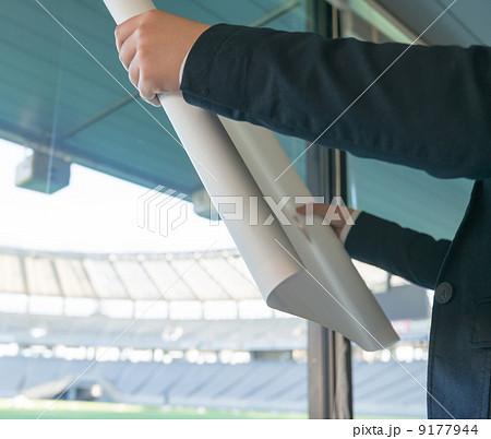 資料を持つ人物 9177944